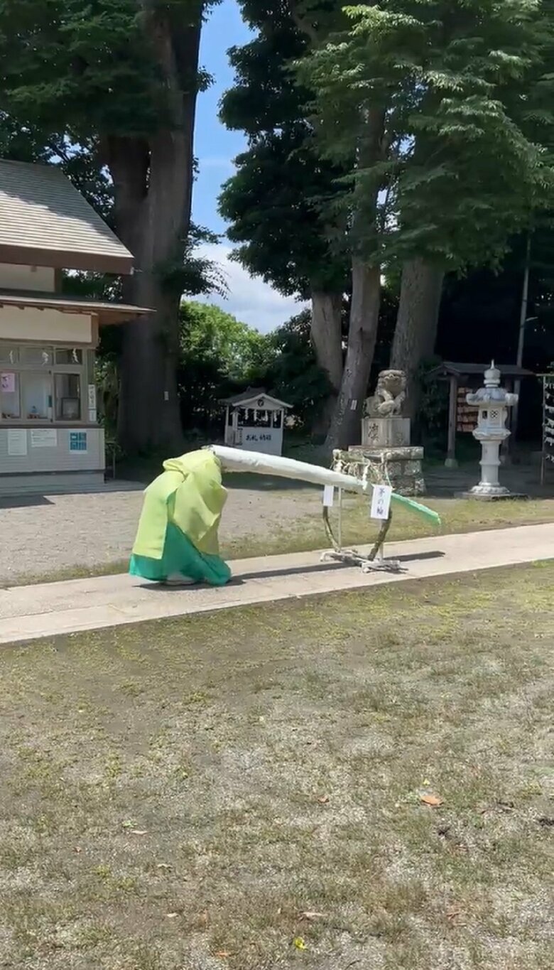 茅の輪をくぐっていく