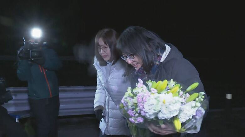 当時、バスに乗っていてけがをした男子大学生の母親2人が献花に訪れる
