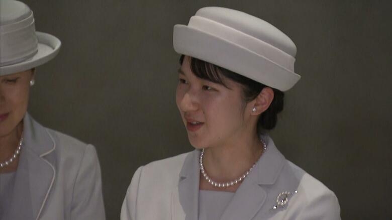 沖縄県平和祈念資料館で生存者の証言をご覧になる愛子さま