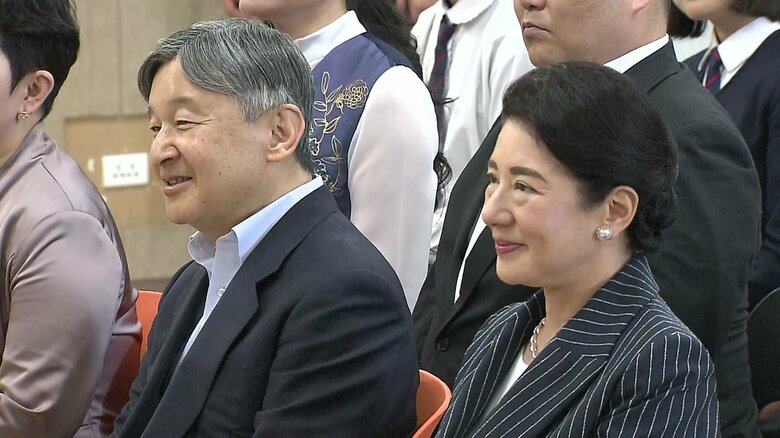 第１４９番学校で子どもたちの歓迎を受けられる両陛下