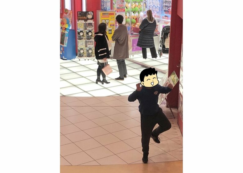 ゲームセンターでテンションが上がり小躍りする息子さん（提供：ひこちゃん）
