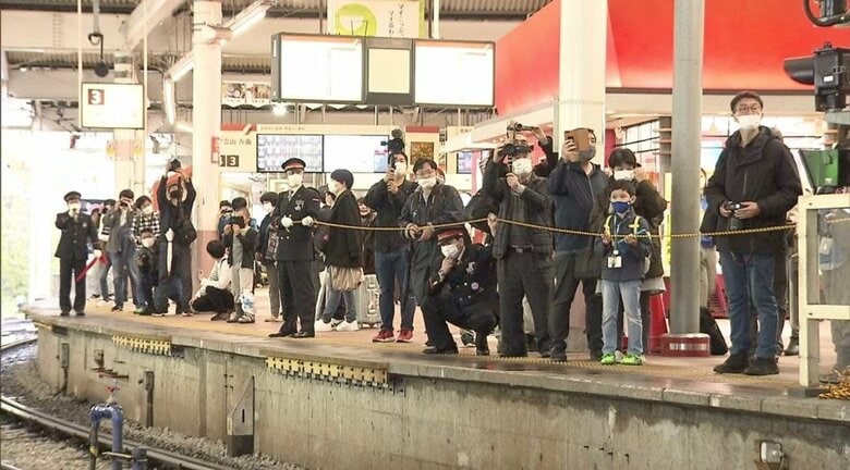 ホームに大勢の鉄道ファン（3月21日）