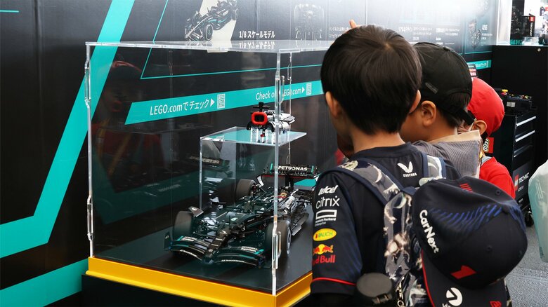 サイン入りのレゴ テクニックの商品を眺める子どもたち