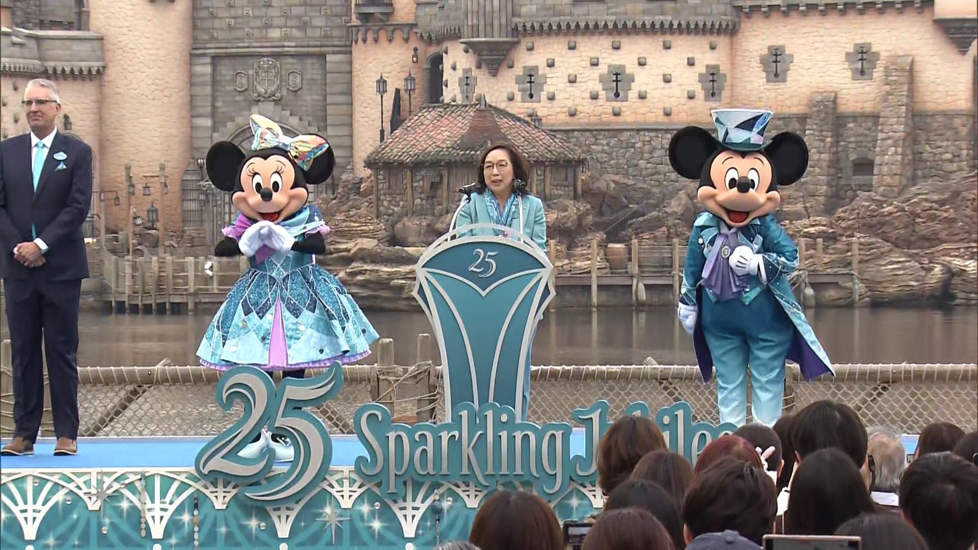東京ディズニーシーが25周年 開園前セレモニーではゲストとミッキー 