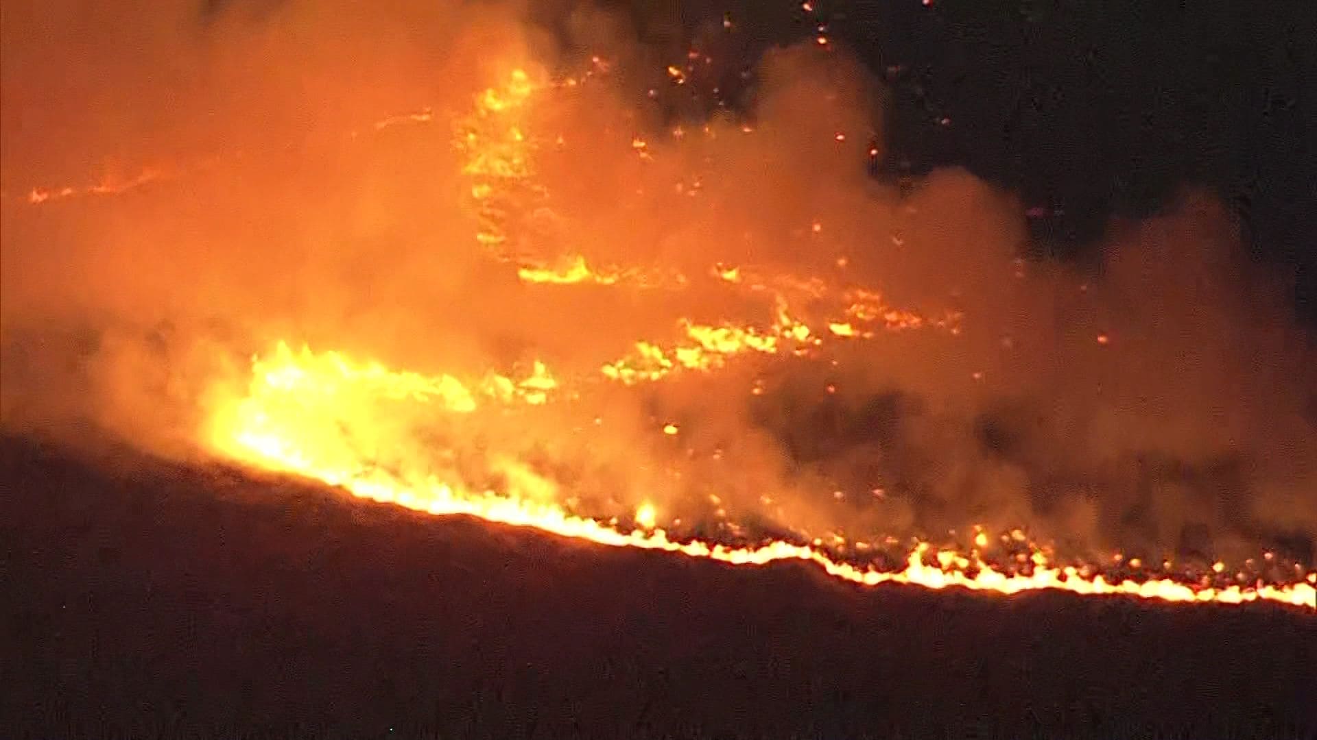 【迫る炎】「家が燃えて無くなったんじゃないかと」火の手が住宅の数100メートル近くまで近づくなか住民避難…大規模林野火災から一夜明け”緊迫の状況”明らかに…乾燥する季節は火の扱いに注意＜北海道根室市＞
