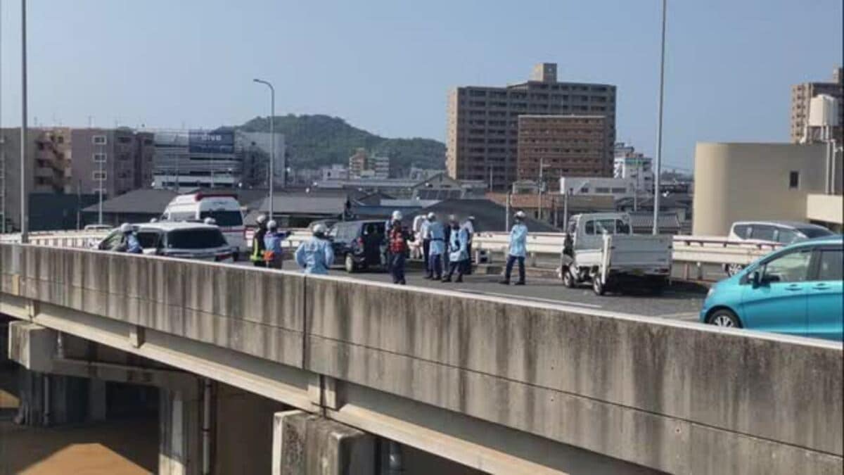 「ガソリン漏れた」松山市の環状線の陸橋で車3台絡む事故 少なくとも4人搬送 漏れたのはオイル【愛媛】