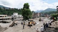 ネパール大規模土石流　道路や橋寸断で救助難航　死者550人超、日本人家族含む2400人超が不明　生存率の壁「72時間」迫る