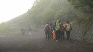 富士山山開き後、初の週末　梅雨登山「濡れないことが一番」半袖の外国人客にスタッフが注意　地震の時は「体を低くして山側に｣