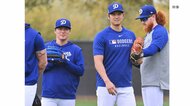 ドジャース大谷翔平、キャンプ初日から柵越え連発！「ピッチングはいいと思う」キャッチャー座らせ投球も　チームメート注目のなか佐々木朗希は35球ブルペン投球