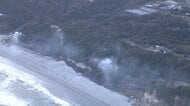 鎮圧のめど立たず…海岸沿いの山林が燃える火事 ヘリなど出動し消火活動続く けが人の情報なし