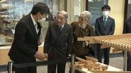 上皇さま「いつ頃できた模型なんですか？」意外な答えに笑い広がる　4年ぶりご旅行の上皇ご夫妻　変わらぬ“支え合われる姿”…ゆかりのドレス修復への思い