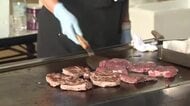 氷見市の避難者にステーキ料理 鳥取県の飲食企業グループが提供 富山市出身の村上亜由美さんが料理