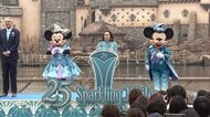 東京ディズニーシーが25周年　開園前セレモニーではゲストとミッキーマウスたちが節目を盛り上げる