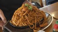 “調理がほぼ筋トレ”の老舗喫茶店 雪崩必至の爆盛ナポリタンから客に「枕」と称される全長31cmオムライスまで