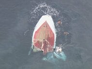 アジ釣りに出ていたか…13人乗った遊漁船が貨物船と衝突し船体が真っ二つに 全員が海に投げ出され2人が心肺停止