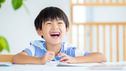 リビングでの勉強もゴロゴロ学習もOK！学習机がなくたっていい。2児の母で一級建築士が教える子どもに合った学び方