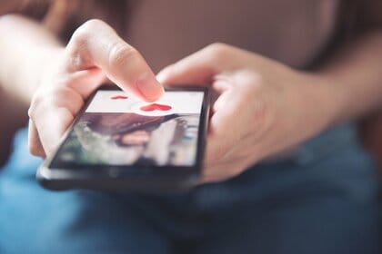愛を伝えるシーズンには、AIによる巧みなロマンス詐欺に要注意!