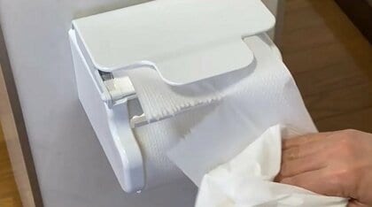 “ホルダー”に触らずトイレットペーパーが片手で切れる「サワラナイデー」が新発想…開発秘話を聞いた