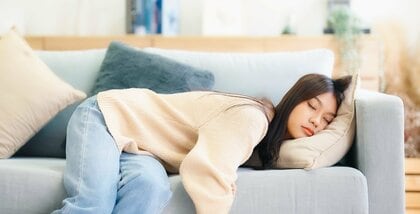 疲れたらソファーでゴロ寝よりも体を動かした方がいい！？座りっぱなしの時間が長い現代人に合った疲労回復方法