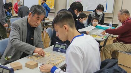 キーウから将棋セットだけ持ち避難…現地で将棋道場立ち上げたウクライナ人男性「日本で皆とまた指したい」