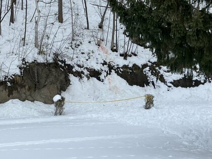 「5メートルの崖の上に血を流した人がいる」70代男性が公園近くの崖の上で…その場で死亡確認＿着衣や外傷の有無は分からずー警察や消防が詳しい状況調べる＜北海道札幌市＞