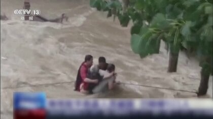 街の中を泳ぐ“魚の群れ”に濁った水の上に浮かぶ乗用車も　「店が冠水してしまった…どうしよう」中国で豪雨被害相次ぐ