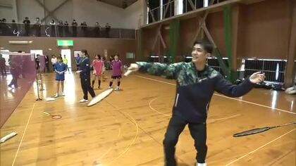 バドミントンの楽しさやプロのレベルを肌で体感　北都銀行バドミントン部が中学生を指導　秋田市