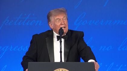 暗殺未遂事件で中断したホワイトハウス記者会夕食会が開催　トランプ大統領「政治的暴力には屈しない」　“3選出馬”ジョークも