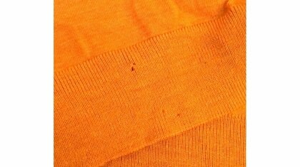 虫に食べられた衣類 穴が開いてしまっている…(提供:エステー株式会社)