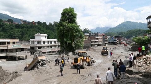 ネパール大規模土石流　道路や橋寸断で救助難航　死者550人超、日本人家族含む2400人超が不明　生存率の壁「72時間」迫る