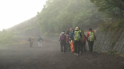 富士山山開き後、初の週末　梅雨登山「濡れないことが一番」半袖の外国人客にスタッフが注意　地震の時は「体を低くして山側に｣