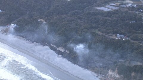 発生から5時間以上が経過…海岸沿いの山林が燃える火事 ヘリなど出動し消火活動続く けが人の情報なし