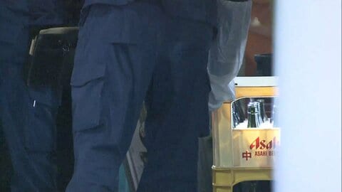 無料案内所男性スタッフをビール瓶で殴り、割れた瓶で首を刺した男がタクシーで逃走　男性の命に別条なし　JR新橋駅