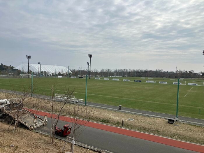 この施設がサッカーのトレーニングセンターとしてオープンしたことを伝える緑のピッチ