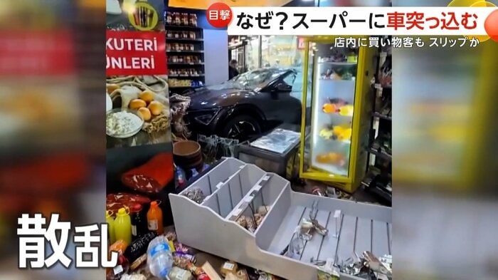 飛ばされた棚が倒れ周辺に散乱していた商品（IHA）