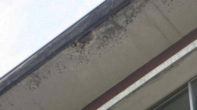 福島市立三河台小学校 コンクリート片が落下した軒部分