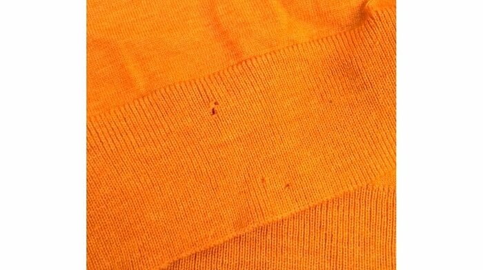 虫に食べられた衣類 穴が開いてしまっている…(提供:エステー株式会社)