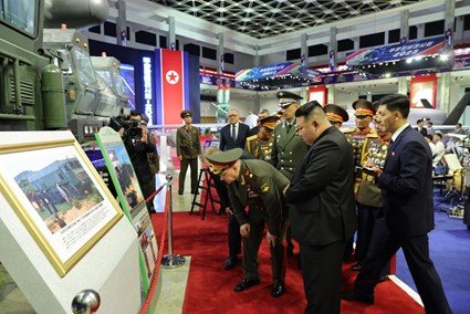 武装装備展示会でKN-23の説明パネルを見るショイグ露国防相(労働新聞・7月28日)