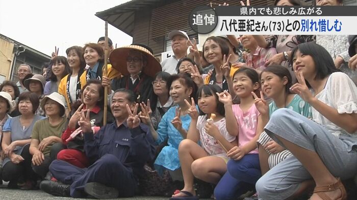 八代さんとの写真に笑顔になる被災者