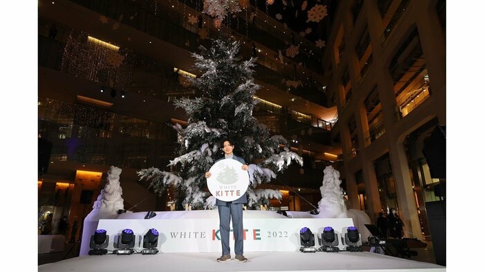 巨大なクリスマスツリーを背に笑顔の松下洸平