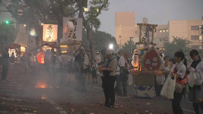 耳をつんざく「爆竹」と「花火」がもの悲しさを誘う