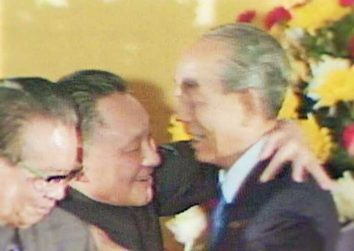 日中平和友好条約の調印・1978年 批准書を交換し抱き合う福田赳夫氏と鄧小平氏