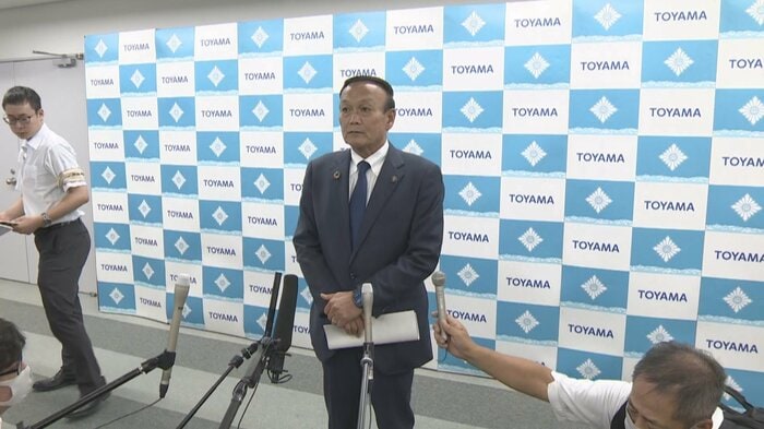 取材に応じる藤井富山市長（29日）