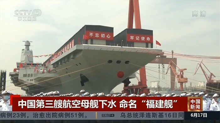 中国新空母「福建」甲板上の箱は「電磁カタパルト」のふた?