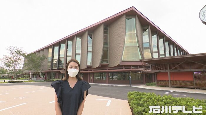 新石川県立図書館前からリポートする向山アナウンサー