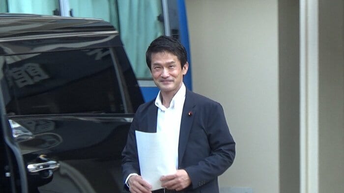 産業別労働組合の本部から出てきた中道・小川代表　10日