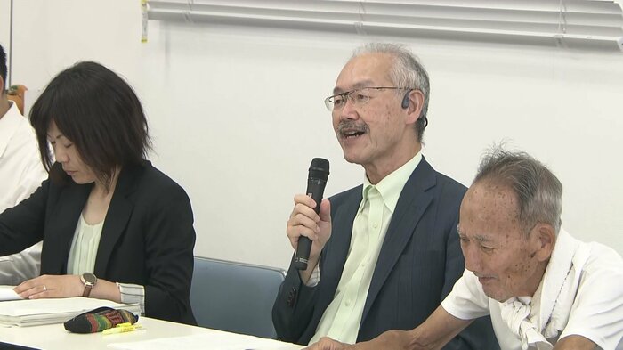 原告側 足立修一弁護士(真ん中)