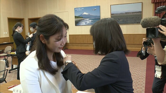 議員バッジを付けてもらう中山県議(5月1日)