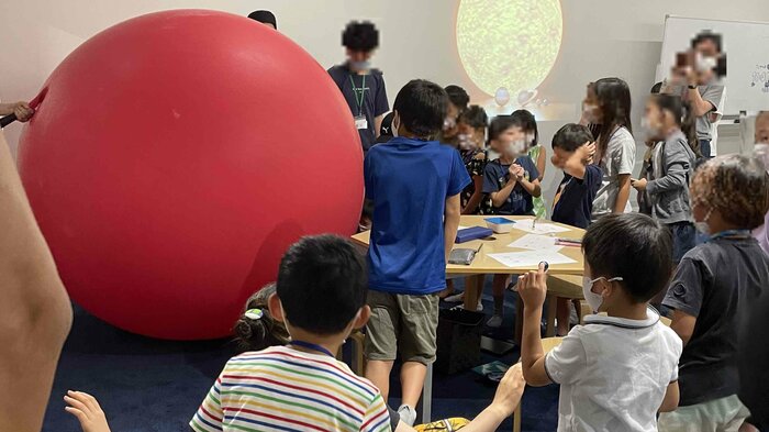耳を押さえたり、“地球”のビー玉と比べたり…膨らむ風船に釘付けの子供たち