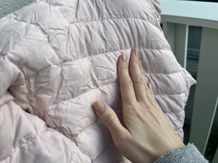 土汚れはまず払い落とす（特集班撮影）